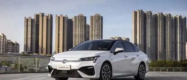 标配全景天窗+三电终身质保，13.98万的埃安S值不值得入手？