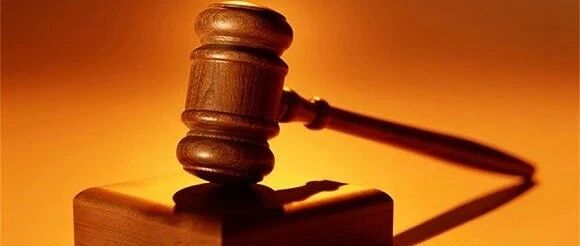 员工想报复领导，却认错人误杀了同事，受害者算工伤吗？