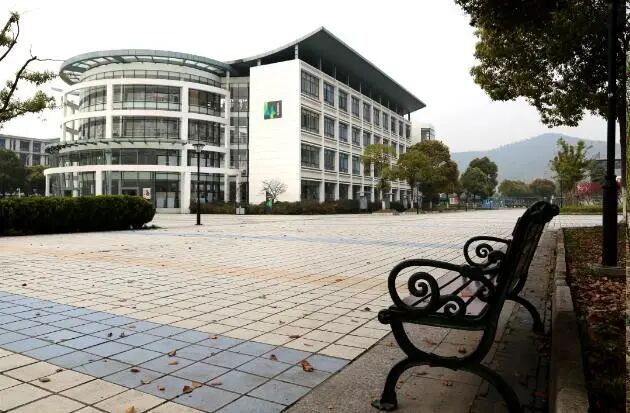 校园一角学校现有两个校区,即国际教育园校区和尹山湖校区,共占地453