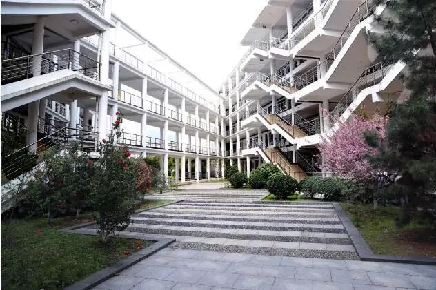 校园一角学校现有两个校区,即国际教育园校区和尹山湖校区,共占地453