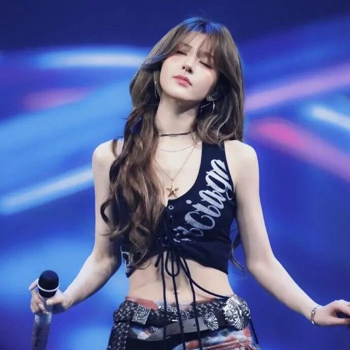 赵露思在王鹤棣演唱会上&ldquo;杀疯了&rdquo;,甜妹被忽略的好身材,终于不藏了