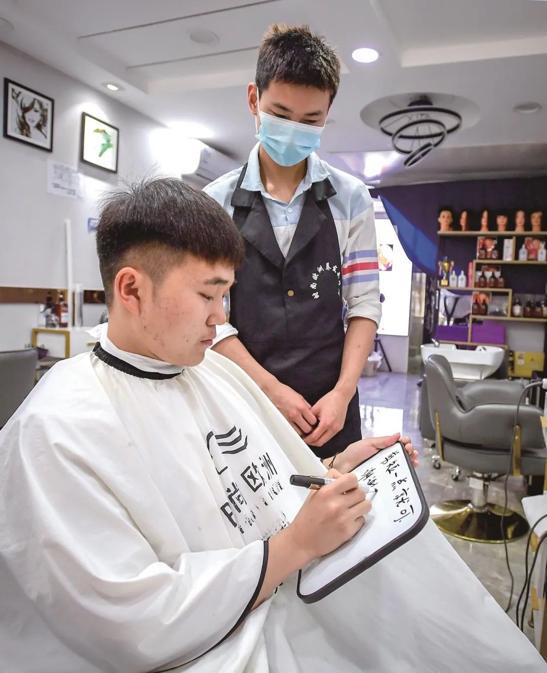 阅马场附近的一家理发店,是武汉首家无声理发店,店主和店员都是聋人