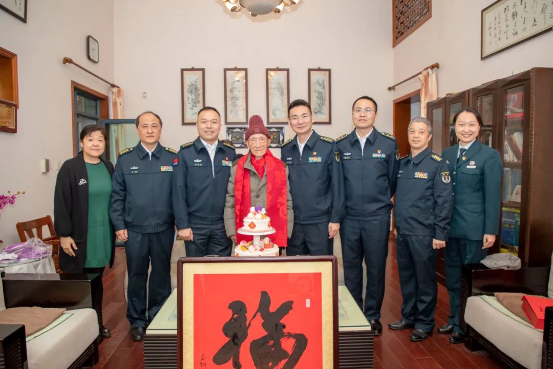 一级教授仲剑平99岁生日 是我国著名普外科专家 今天11月25日下午 医院廖专院长、徐财明政委等一行