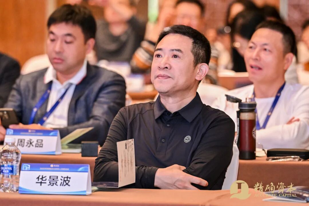 一群人坐在桌子前

描述已自动生成