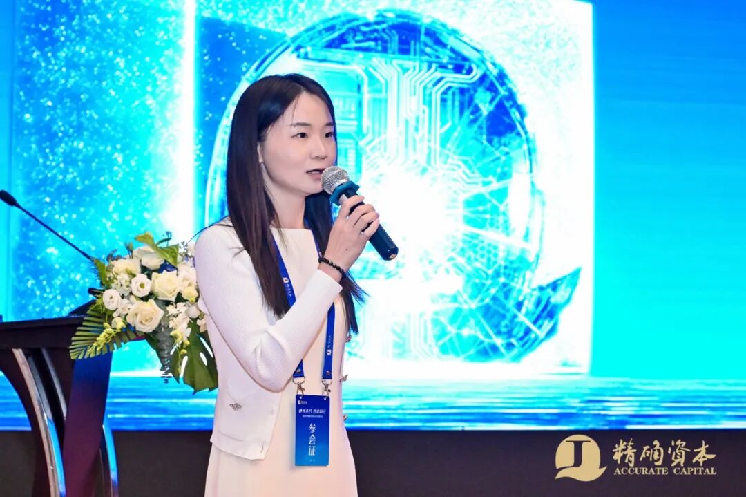 穿着蓝色衣服的女人在打电话

描述已自动生成