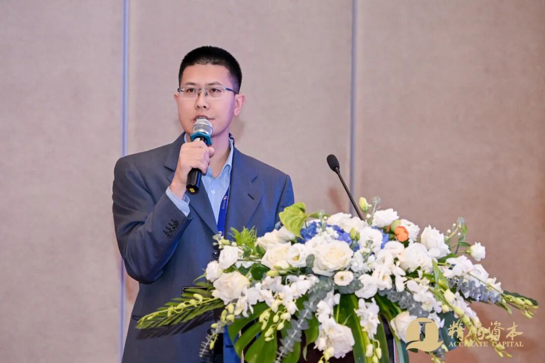 人手上拿着花

中度可信度描述已自动生成