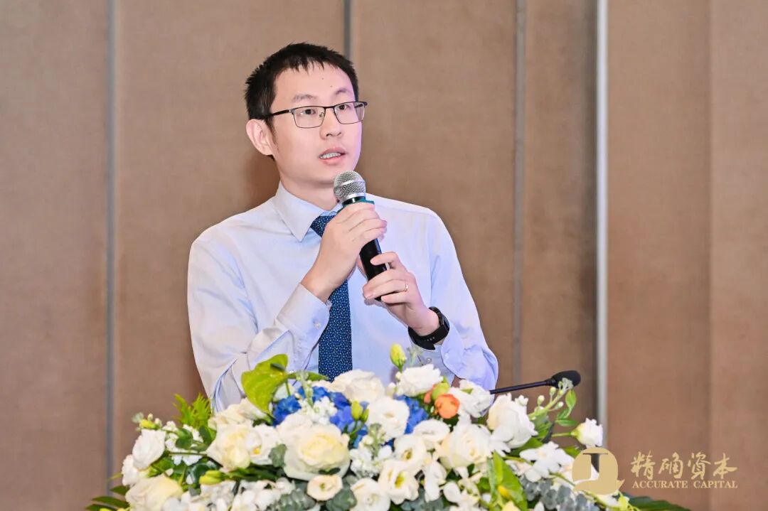 桌子上的花瓶里插着鲜花的人

低可信度描述已自动生成