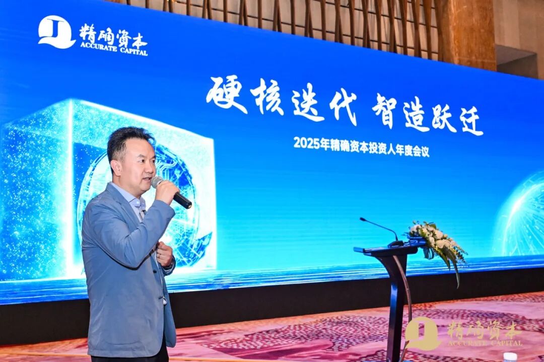 穿着蓝色衣服的男人在电视前

中度可信度描述已自动生成