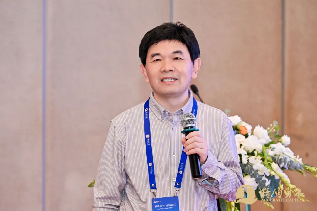 穿西装的男人站在一起

描述已自动生成