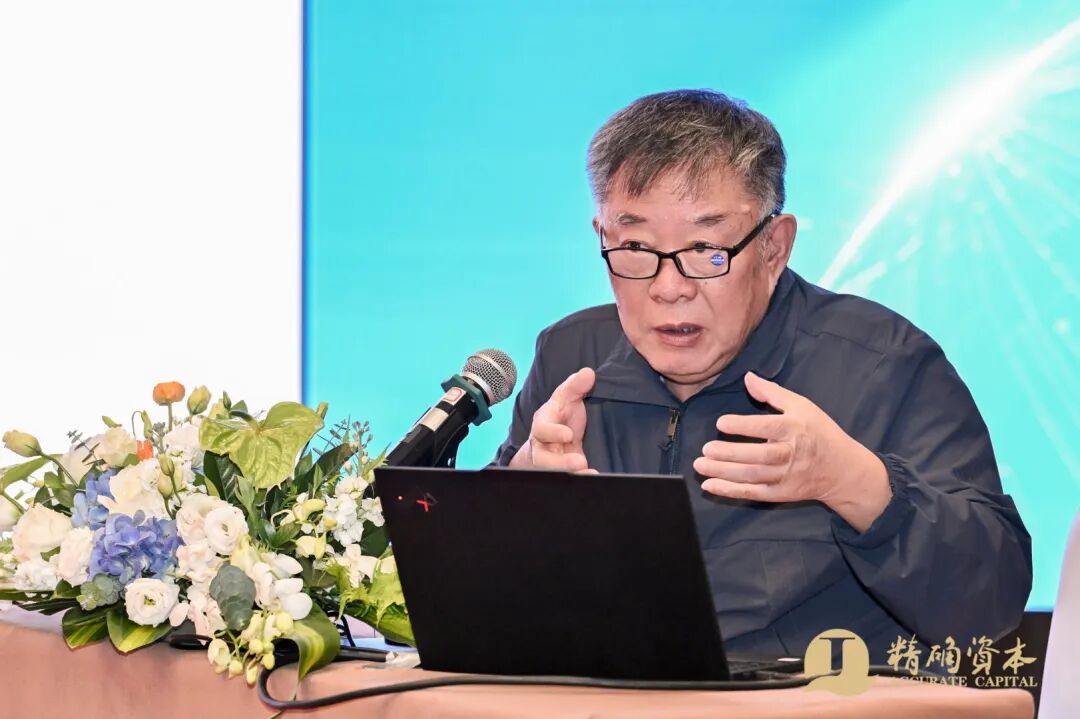 男人拿着笔记本电脑

描述已自动生成