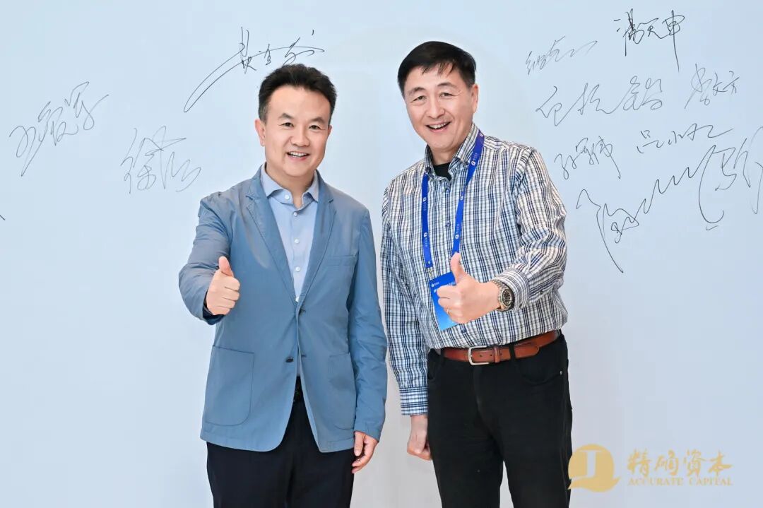 男人和女人站在一起

描述已自动生成