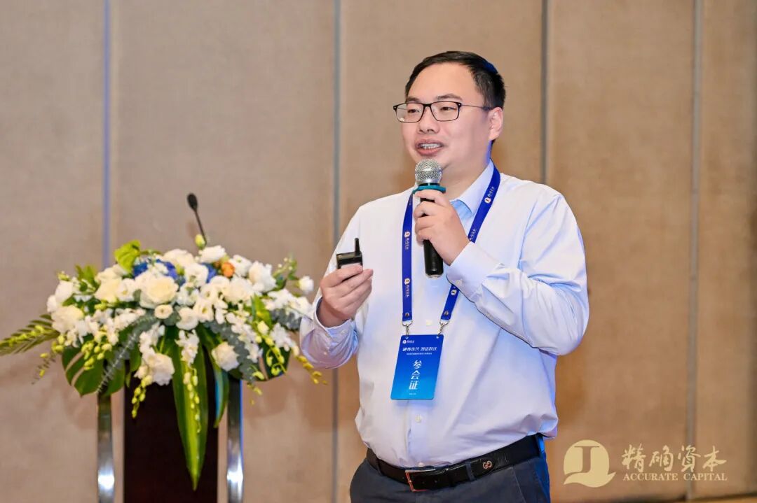 穿着西装笔挺的男子与配字

中度可信度描述已自动生成