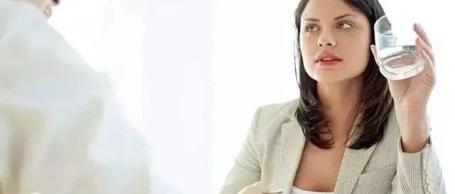 天冷了早上起来第一件事不是穿衣、喝水！都做错了（身边无数人中招）