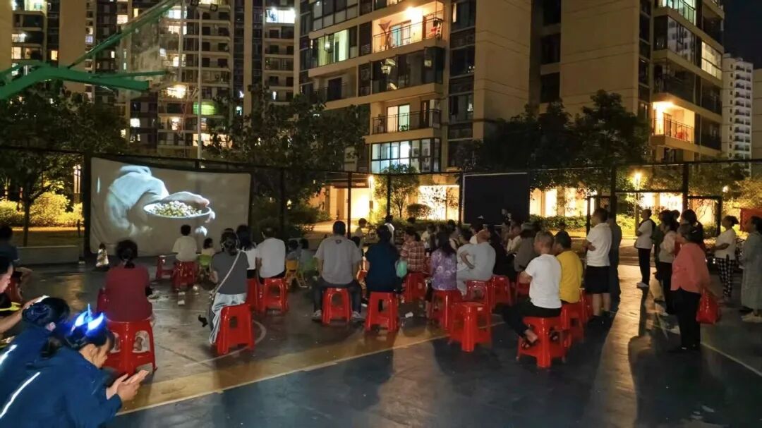 红色电影在小区展映