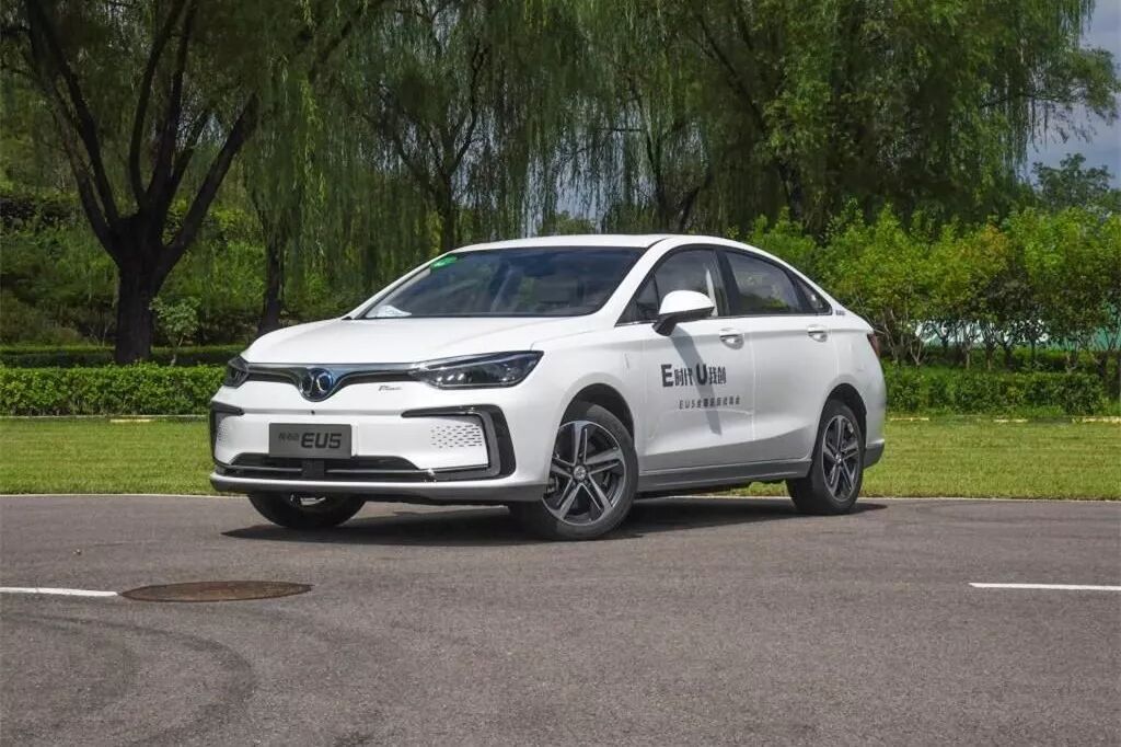 上半年新能源目标完成率：比亚迪才达3成，只有一家接近过半