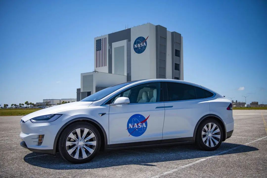 （NASA联名款Tesla Model X）乘坐摆渡车登上发射台一直是 NASA 的传统，比起过去的摆渡小巴，这次的 Model X 显然更加拉风。这辆 Model X 的车牌 「ISSBND」意为国际空间站，也表明了这次任务的目的地。