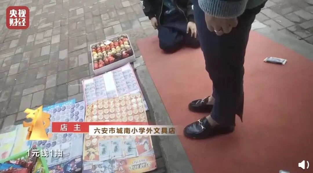 315 晚会 13 大黑料汇总：统一康师傅「脚踩」酸菜、小牛哈啰电动车违规提速、女主播实为抠脚大汉(图12)