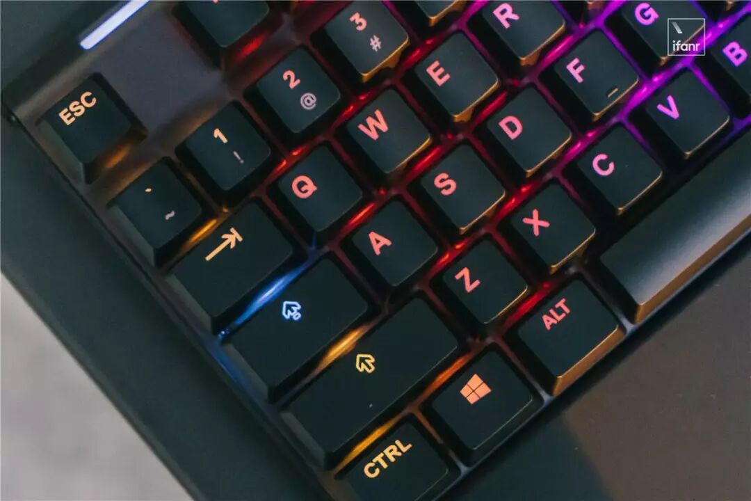罗技键盘怎么调灯光_赛睿键盘轴