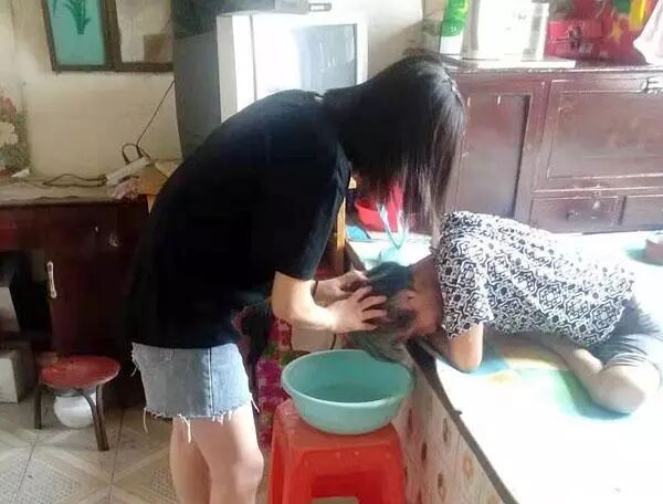 齐家务乡寨里村有位好姑娘 伺候瘫痪二娘四年多 惹 得乡亲直说好 阳光黄骅 微信公众号文章阅读 Wemp