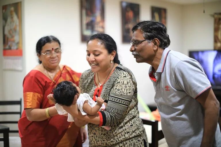 图中为Jalakam和她的孩子与父母，图源纽约时报，版权属于原作者