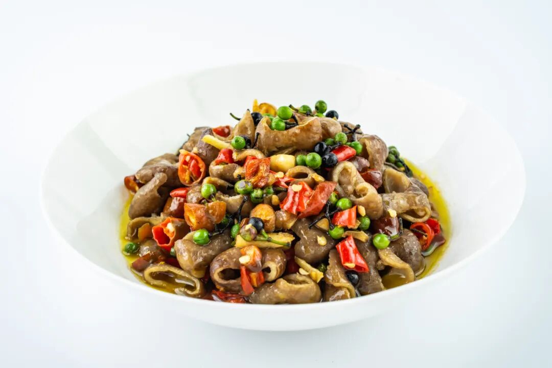 作为最常用的食材之一,木姜(又名山胡椒)既可用来榨油,也可直接用于