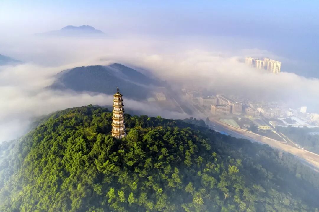 只有那巽峰塔依旧矗立,现如今,肇庆旧府衙已湮没在历史的西北,正好