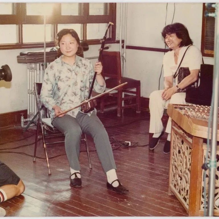 16岁时一曲《二泉映月》感动小泽征尔,国宝级二胡演奏家姜建华的艺术之路这样走过