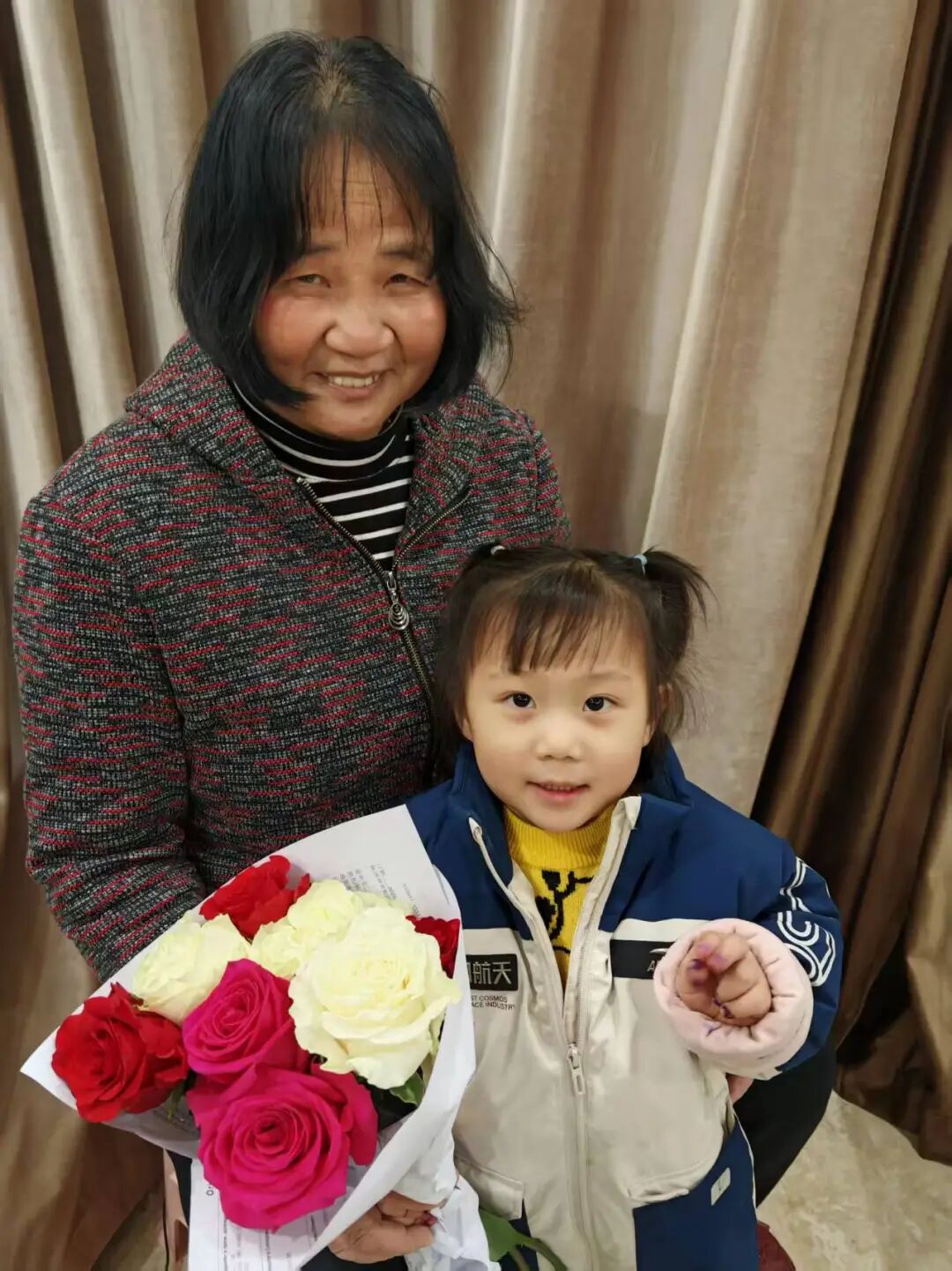 小三班我给妇女做件事 (1).jpg