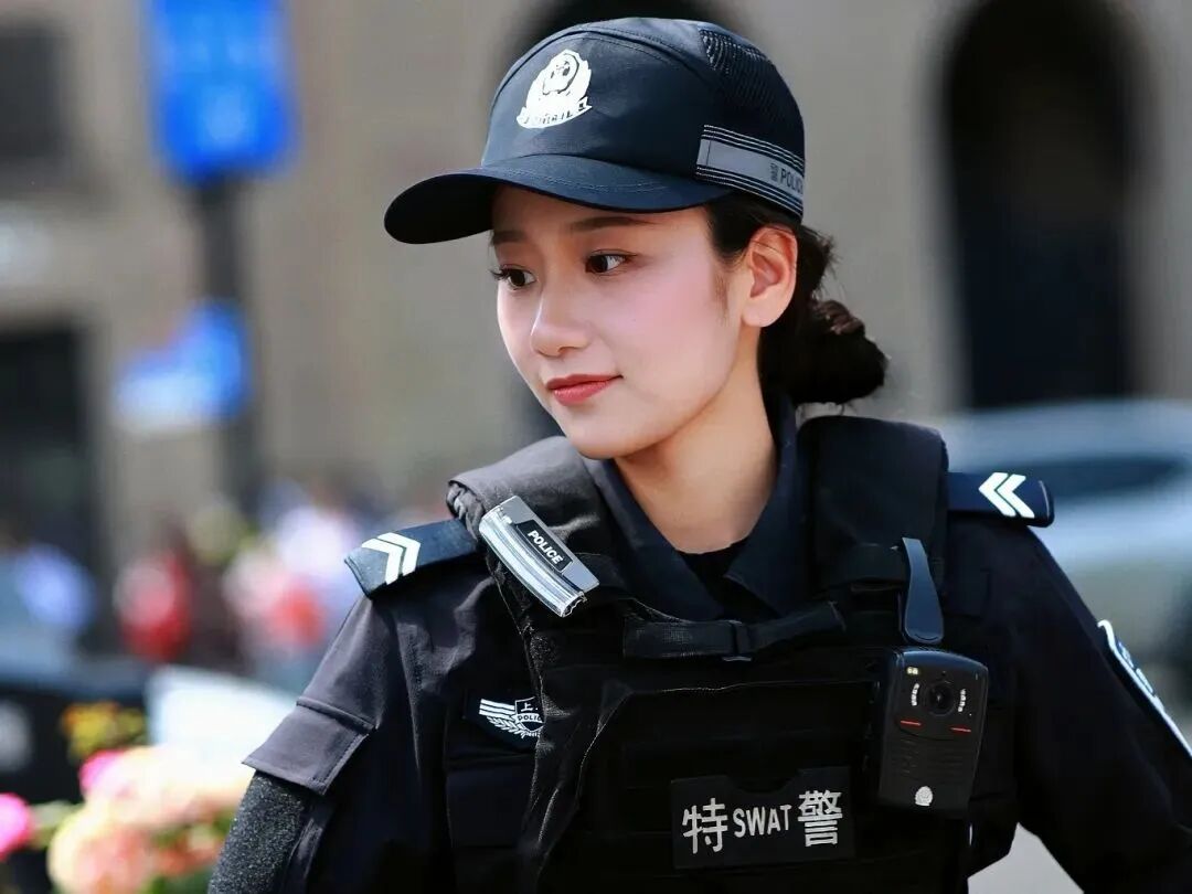 Shanghai Officer Sets Personal Boundary Viral Video on The Bund