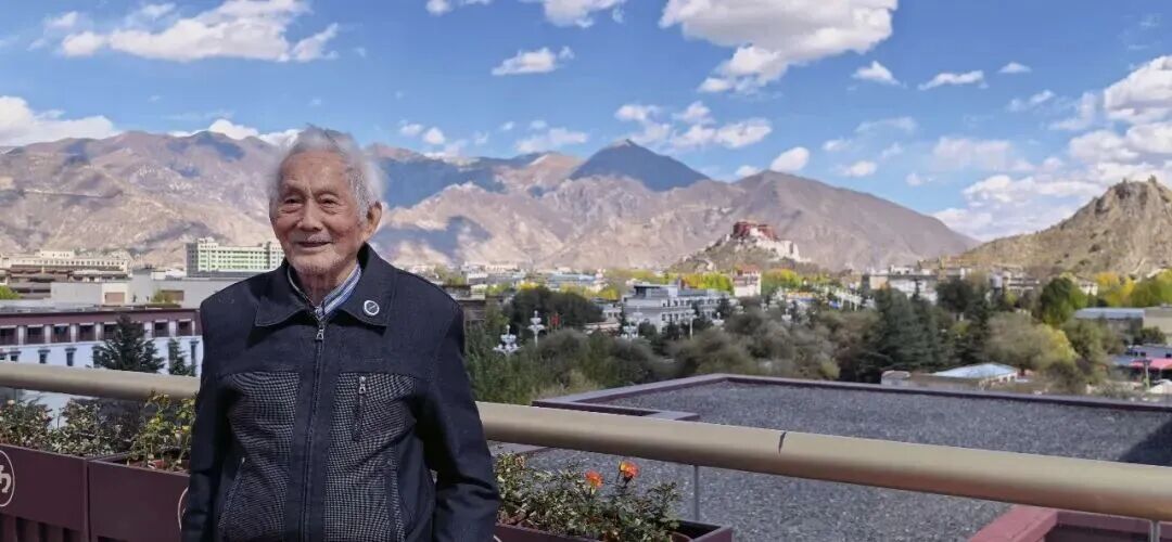 94-Year-Old Crosses China by Train to Tibet on 43-Hour Solo Trip