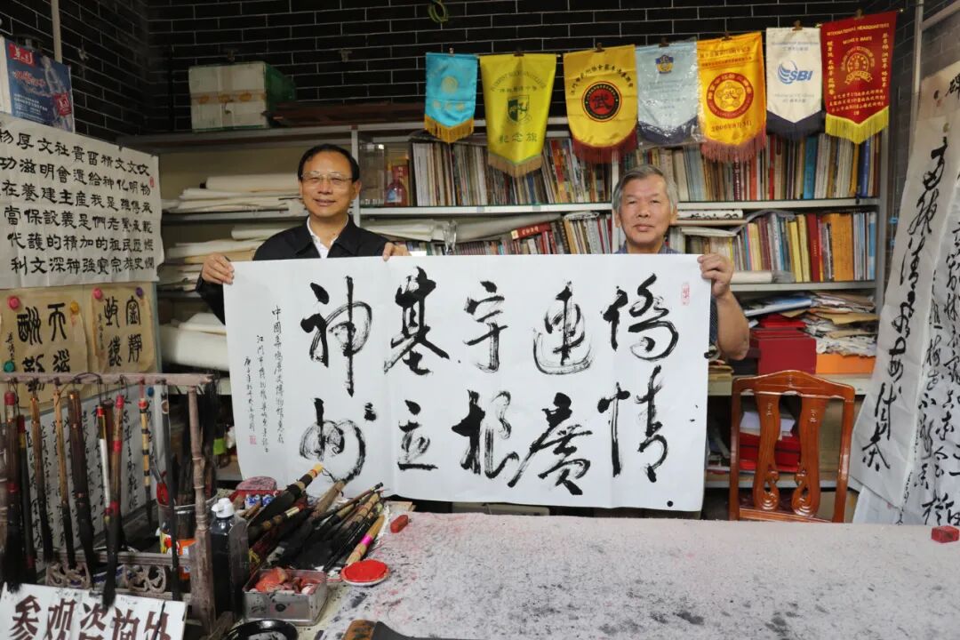 下午,臧杰斌馆长一行参观了陈白沙纪念馆,听取陈白沙的生平事迹介绍