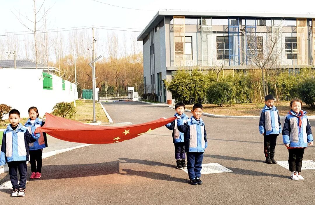 主题升旗仪式｜相伴成长、放飞梦想！