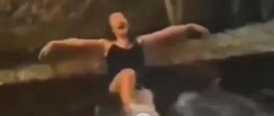 穿泳衣在丽江饮用水井内戏水？当事女子：酒后失控