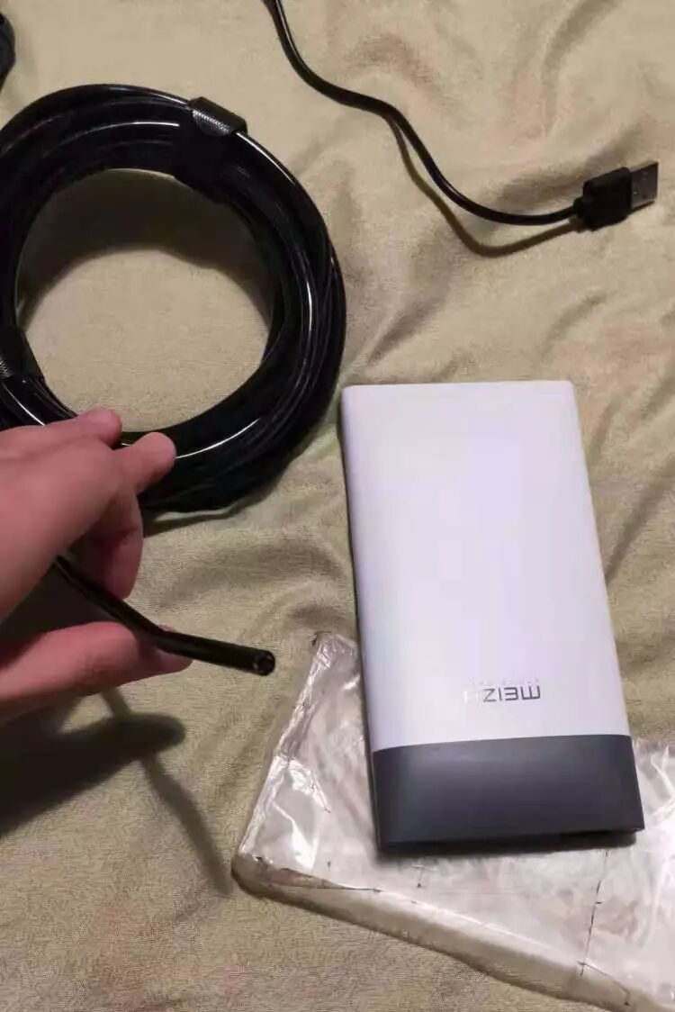 情侣在出租房内翻出充电宝 仔细一看暗藏针孔摄像头