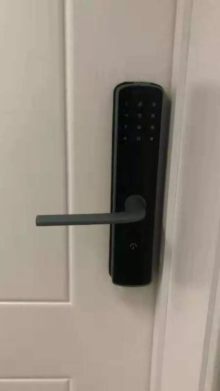 情侣在出租房内翻出充电宝 仔细一看暗藏针孔摄像头