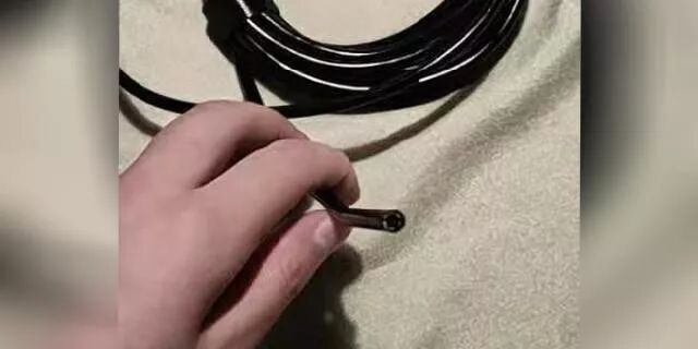 情侣在出租房内翻出充电宝 仔细一看暗藏针孔摄像头