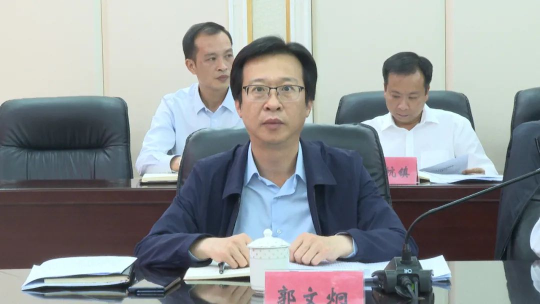 郑俊雄主持召开县委常委会扩大会议 传达学习省委十二届十一次全会