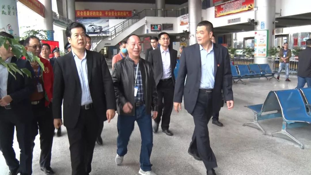 在云岭山庄环卫工作点,郑俊雄等一行看望了奋战在一线的环卫工人,对