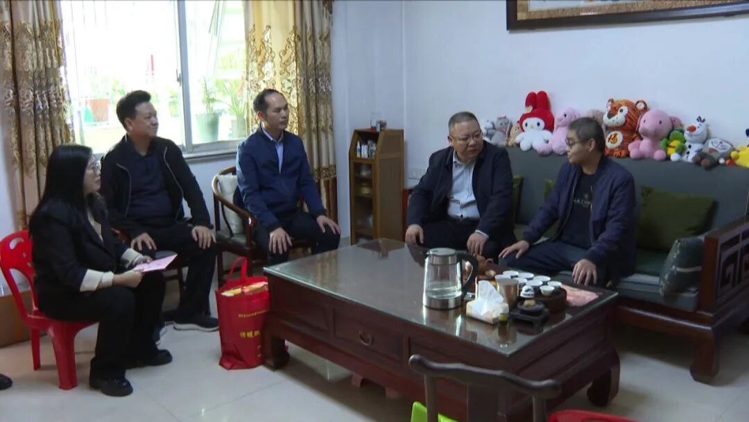 网站>聚焦海丰>政务动态 孟强一行到红城中学困难教师杨小强家中慰问