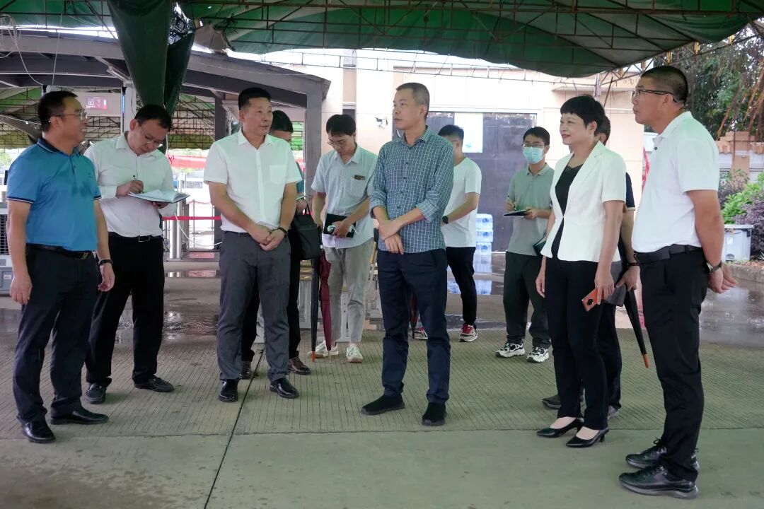 在陆安高级中学考点,范秉康听取,了解考点考场布置,考务工作,考场监控