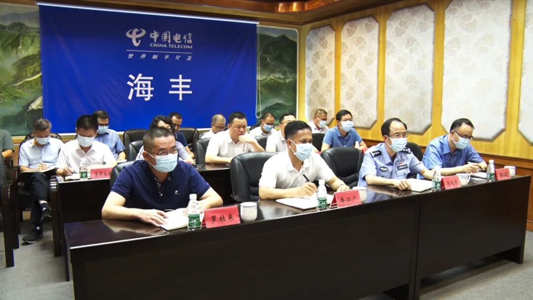 县委副书记卓江广,副县长,公安局局长冯建青等领导在我县分会场参加