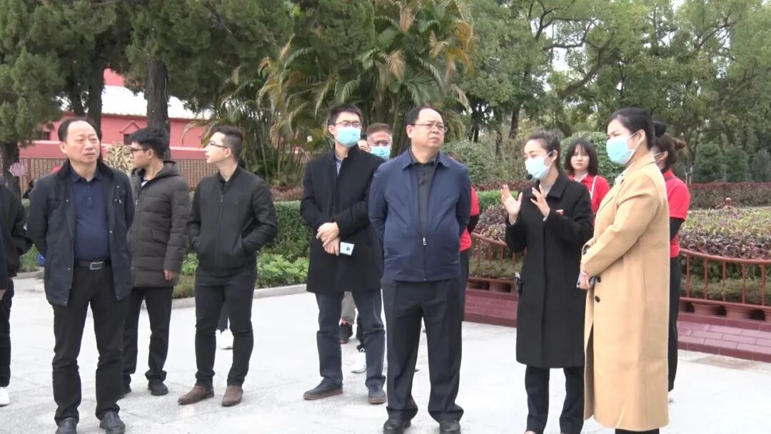 县委常委,常务副县长卓凛波陪同调研.