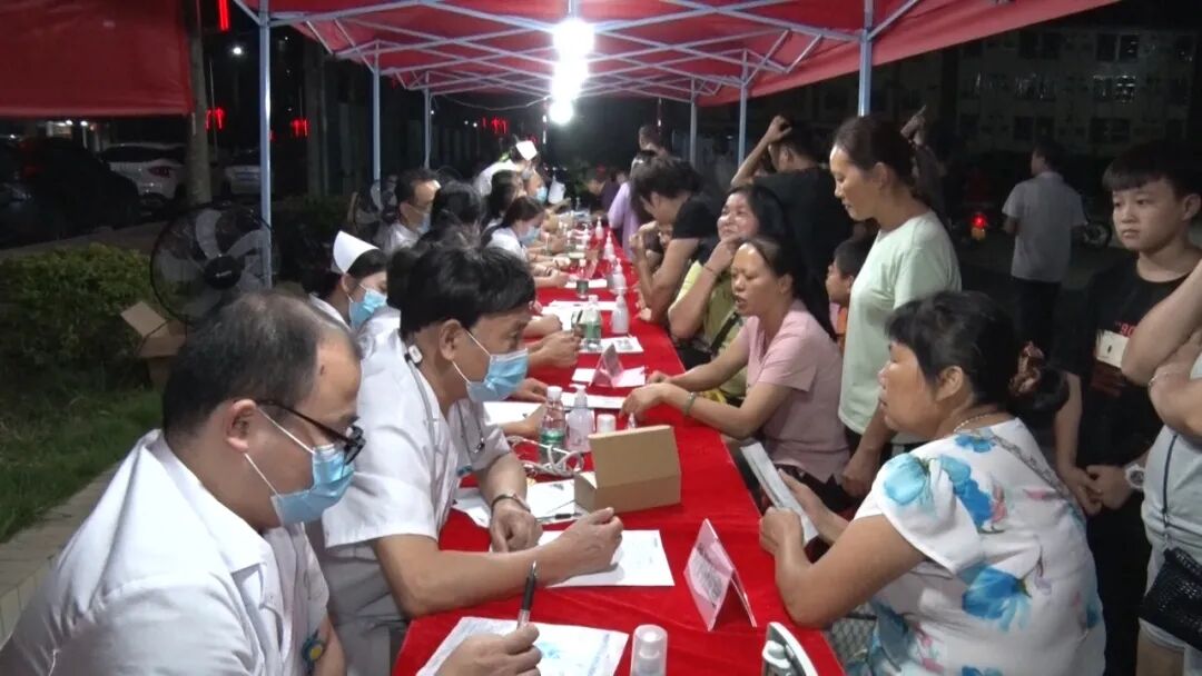 9月26日晚,梅陇镇政府联合汕尾泰林医院在该镇文化广场开展义诊活动
