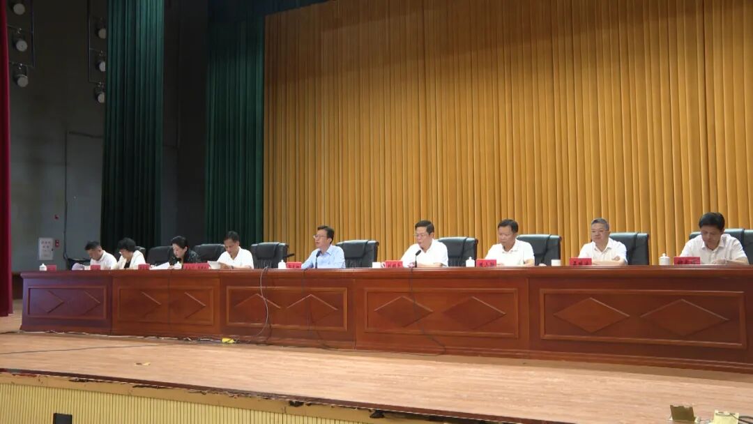 并讲话,县人大常委会主任刘剑平作工作部署,县委副书记卓江广主持会议