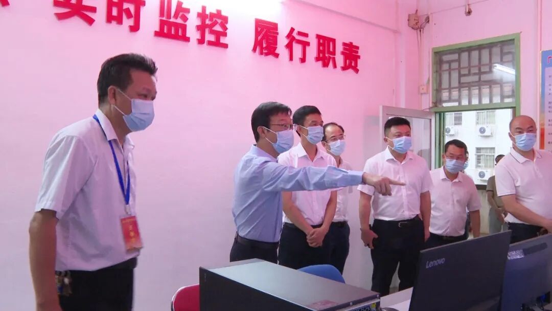 郭文炯先后来到红城中学,陆安高级中学等考点,实地检查考生入场体温