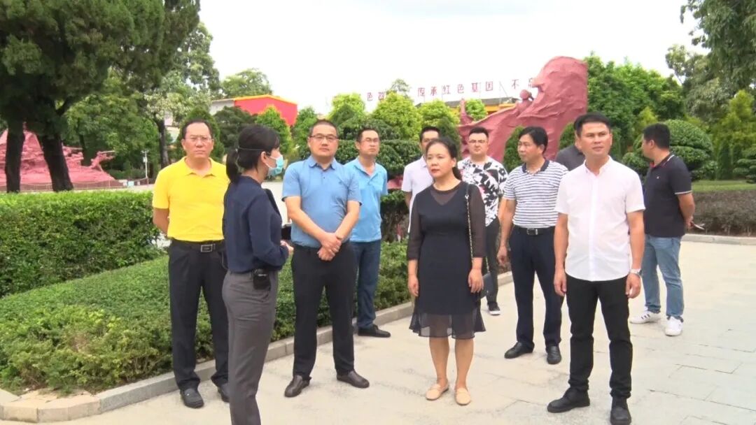 受到县委常委,常务副县长卓凛波的热烈欢迎.