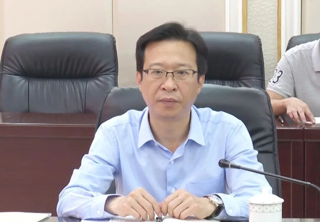 郑俊雄主持召开县人才工作领导小组会议