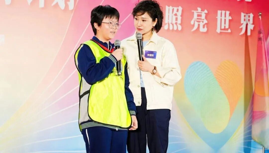 秋文公益向济南华山中学捐赠1000册图书助力学生成长