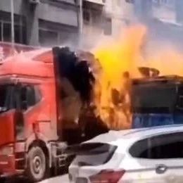蚌埠一货车在小学门口起火！怕伤到学生，司机竟做出这一举动！