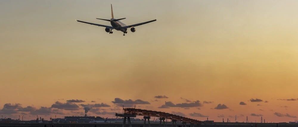 打“飞的”跨省上班，这届年轻人为何这么浪？